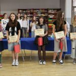 Grupa uczniów otrzymała dyplomy i nagrody za konkurs