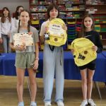 Grupa uczniów otrzymała dyplomy i nagrody za konkurs
