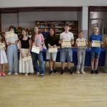 Grupa uczniów otrzymała dyplomy i nagrody za konkurs