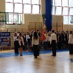 Uczniowie ubrani na galowo podczas uroczystości zakończenia roku szkolnego