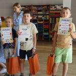 Uczniowie nagrodzeni w konkursach odbierają nagrody i dyplomy