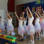 Uczniowie w pięknych strojach w czasie występu