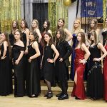 Uczniowie w galowych strojach biorą udział w balu ósmoklasisty