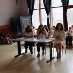 Nauczycielki siedzą przy stoliku