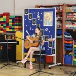 Uczennica gra na instrumencie muzycznym