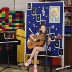 Uczennica gra na instrumencie muzycznym