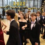 Uczniowie w galowych strojach biorą udział w balu ósmoklasisty