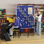 Uczennica gra na instrumencie muzycznym