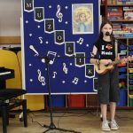 Uczennica gra na instrumencie muzycznym