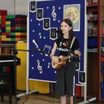 Uczennica gra na instrumencie muzycznym