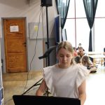Uczennica gra na instrumencie muzycznym