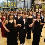Uczniowie w galowych strojach biorą udział w balu ósmoklasisty