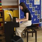 Uczennica gra na instrumencie muzycznym
