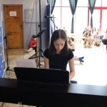 Uczennica gra na instrumencie muzycznym
