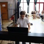 Uczennica gra na instrumencie muzycznym