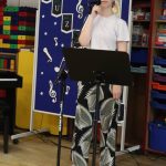 Uczennica gra na instrumencie muzycznym