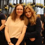 Dwie nauczycielki biorą udział w balu ósmoklasisty