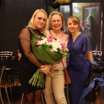Trzy nauczycielki w galowych strojach biorą udział w balu ósmoklasisty