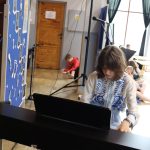 Uczennica gra na instrumencie muzycznym