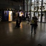 Uczniowie w galowych strojach biorą udział w balu ósmoklasisty