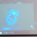 25 czerwca klasa 8a miała okazję uczestniczyć w wyjątkowej lekcji informatyki, która odbyła się w sąsiedniej szkole – Społecznym Liceum Ogólnokształcącym nr 4 im. Batalionu AK „Parasol”. Zajęcia poprowadził pan Łukasz Matysek, a ich tematem były zastosowania skanera 3D – nowoczesnego narzędzia, które znajduje coraz szersze zastosowanie zarówno w przemyśle, jak i w codziennym życiu. Na początku spotkania pan Łukasz przypomniał uczniom, jak działa drukarka 3D oraz jakie są jej zastosowania w różnych dziedzinach – od rozrywki, przez medycynę, aż po architekturę i produkcję codziennych przedmiotów. Największą atrakcją zajęć był pokaz działania skanera 3D. Pan Łukasz zeskanował głowę jednej z uczennic, a cały proces został wyświetlony na projektorze. Uczniowie z zaciekawieniem obserwowali, jak w czasie rzeczywistym powstaje trójwymiarowy model. Była to niezwykle ciekawa i inspirująca lekcja, która pokazała, jak wiele praktycznych zastosowań ma nowoczesna technologia. Serdecznie dziękujemy panu Łukaszowi Matyskowi oraz Społecznemu Liceum Ogólnokształcącemu nr 4 im. Batalionu AK „Parasol” za gościnę i możliwość uczestnictwa w tych wyjątkowych zajęciach!