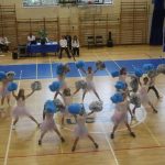 Uczniowie w hali sportowej biorą udział w rozpoczęciu roku szkolnego