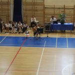 Uczniowie w hali sportowej biorą udział w rozpoczęciu roku szkolnego