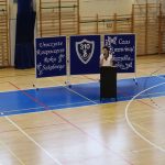 Pani dyrektor w hali sportowej bierze udział w rozpoczęciu roku szkolnego