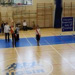 Uczniowie w hali sportowej biorą udział w rozpoczęciu roku szkolnego