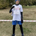 Zwycięzca w stroju sportowym z medalami i dyplomami