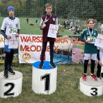Zwycięzcy w strojach sportowych z medalami i dyplomami