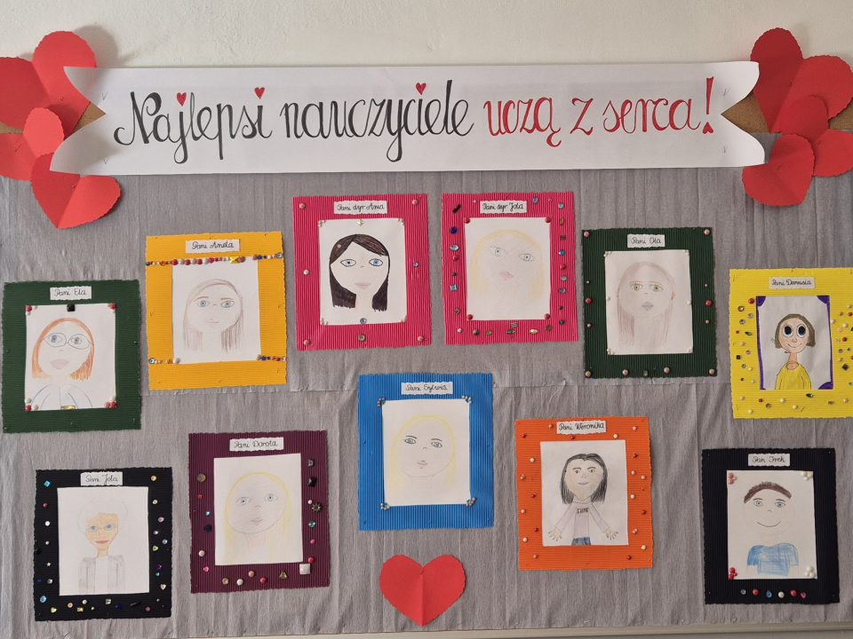 Gazetka szkolna przedstawiająca portrety nauczycieli namalowane przez dzieci