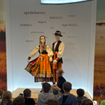 Para w strojach ludowych
