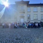 Grupa uczniów na tle budynku