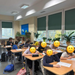sala szkolna z uczniami