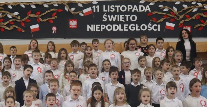 Uczniowie śpiewają hymn