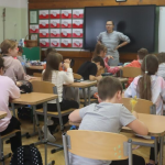 Uczniowie uczestniczą w zajęciach Wspólne kroki w Cyberświecie