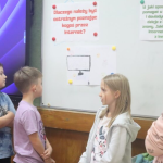 Uczniowie uczestniczą w zajęciach Wspólne kroki w Cyberświecie
