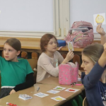 Uczniowie uczestniczą w zajęciach Wspólne kroki w Cyberświecie