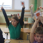 Uczniowie uczestniczą w zajęciach Wspólne kroki w Cyberświecie
