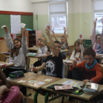 Uczniowie uczestniczą w zajęciach Wspólne kroki w Cyberświecie