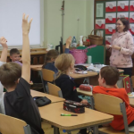 Uczniowie uczestniczą w zajęciach Wspólne kroki w Cyberświecie