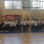 apel z okazji Święta Niepodległości, na hali gimnastycznej uczniowie ubrani w stroje galowe