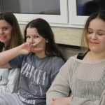 Uczniowie w strojach karnawałowych na balu