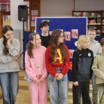 Uczniowie wraz z nauczycielami biorą udział w turnieju z okazji Dnia Kobiet