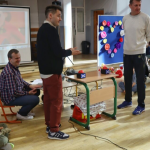 Uczniowie wraz z nauczycielami biorą udział w turnieju z okazji Dnia Kobiet