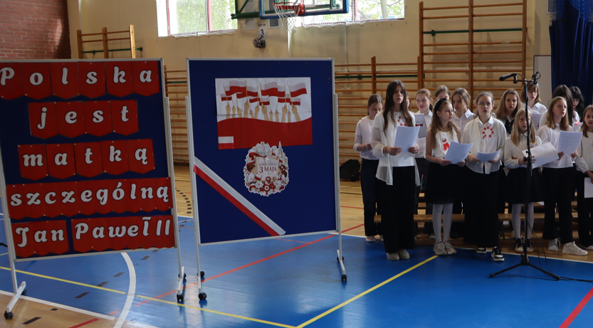 Uczniowie biorą udział w uroczystości z okazji uchwalenia Konstytucji 3 maja