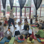 Dzieci pracują na świetlicy z użyciem materiałów