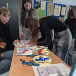 Uczniowie biorą udział w eksperymentach szkolnych