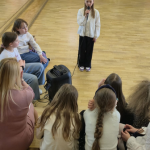 Uczniowie biorą udział w świetlicowym konkursie muzycznym